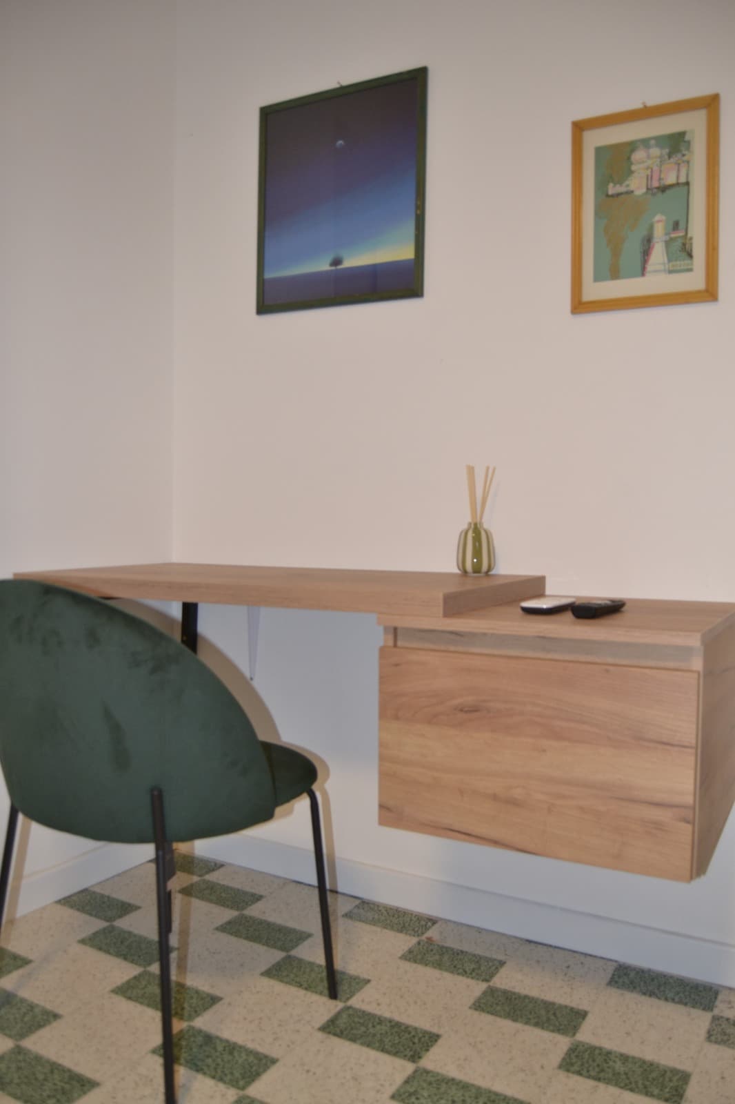 Zona living con dettagli d'arredo