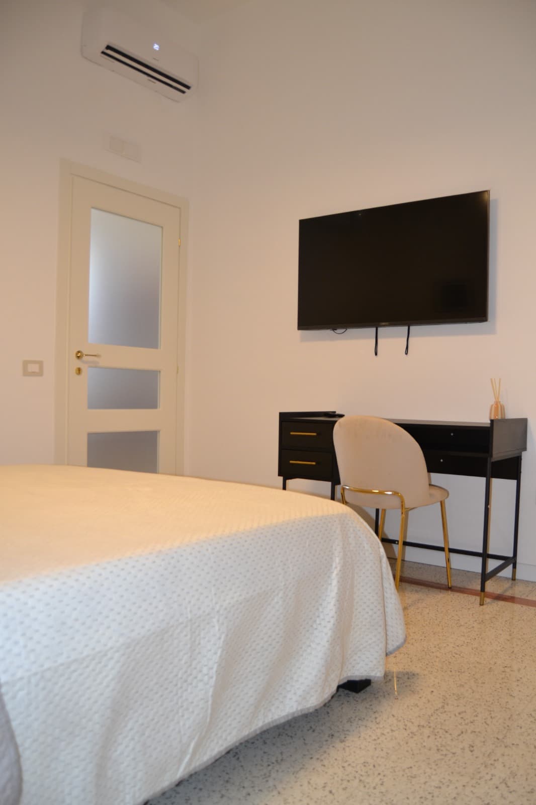 Zona living con dettagli d'arredo